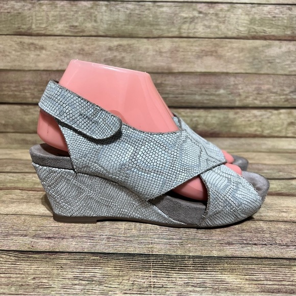 Mephisto Snake Embossed Lissandra Wedge Sandals - Picture 3 of 8